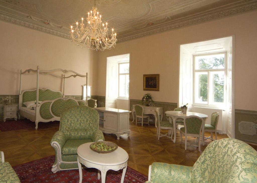 Tzn. Královské apartmá, spojení malovaného soklu (závěr 18. století) s nástropní iluzivní malbou z 2. pol. 19. století (původní strop z 18. století byl zničen při požáru objektu roku 1848).