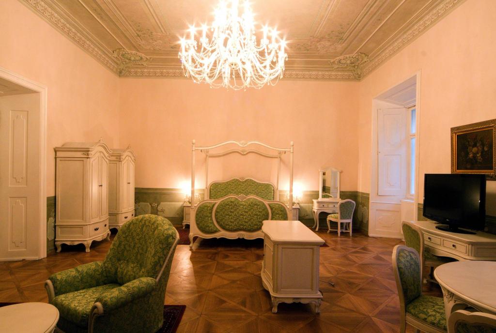 Tzn. Královské apartmá, spojení malovaného soklu (závěr 18. století) s nástropní iluzivní malbou z 2. pol. 19. století (původní strop z 18. století byl zničen při požáru objektu roku 1848).