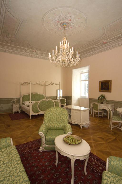 Tzn. Královské apartmá, spojení malovaného soklu (závěr 18. století) s nástropní iluzivní malbou z 2. pol. 19. století (původní strop z 18. století byl zničen při požáru objektu roku 1848).