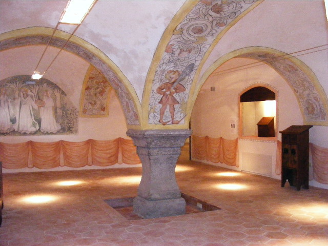 Podbrské muzeum, nástěnná malba, fotografie zachycuje bohužel stav po brutální puristické přemalbě (viz drapérie)